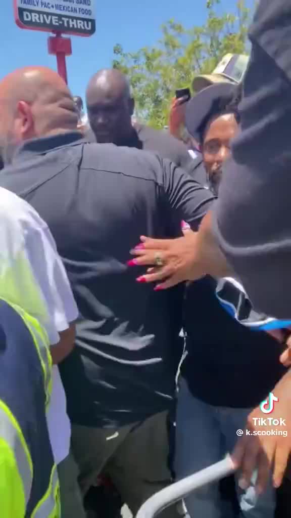 Why they grab Kendrick Lamar face like that Why they grab Kendrick Lamar face like that