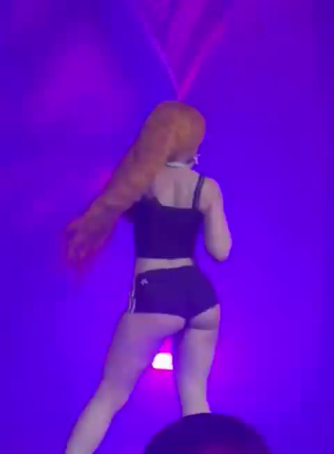Ice Spice performing "Phat Butt" in Toronto Ice Spice performing "Phat Butt" in Toronto